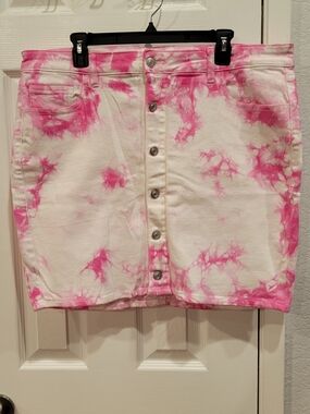 Tie-Dye Button-Front Mini Skirt in Pink and White